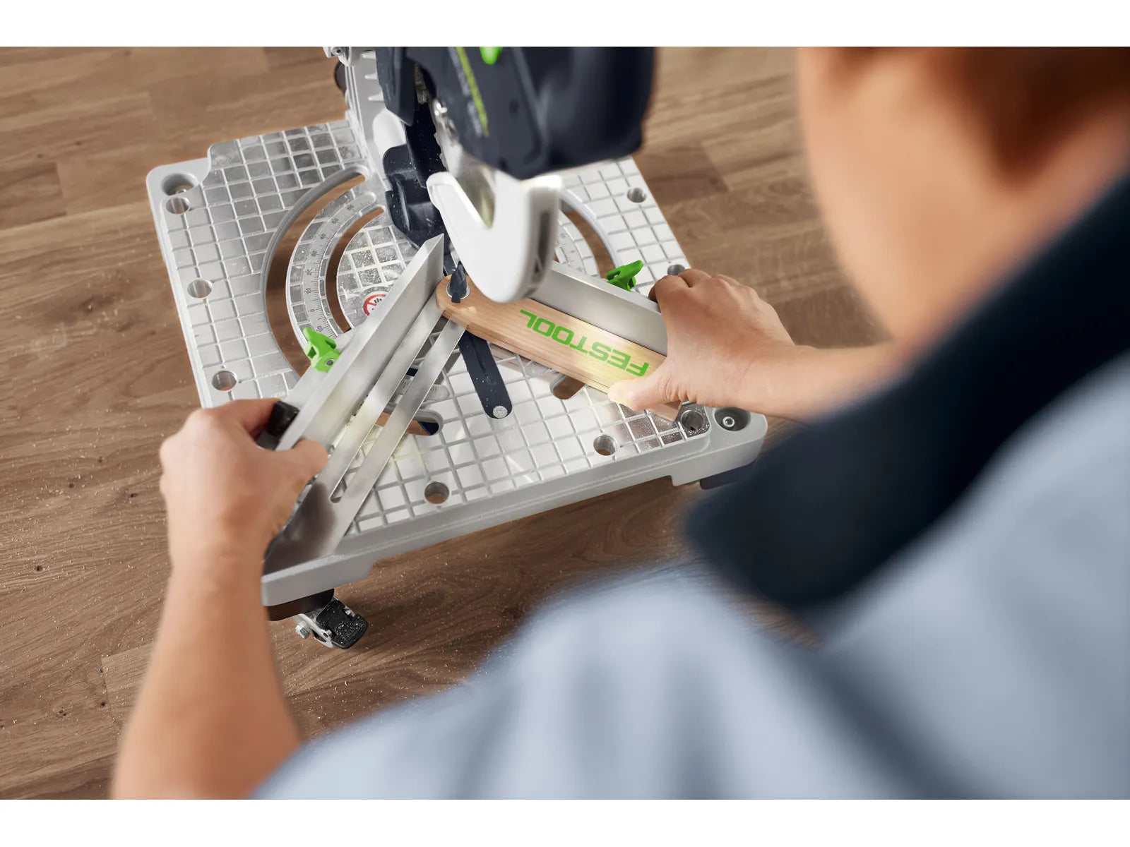 Scie à onglets sans fil SYMC 70 Festool 577424 - Précision et mobilité avec système de batterie double - Image 2