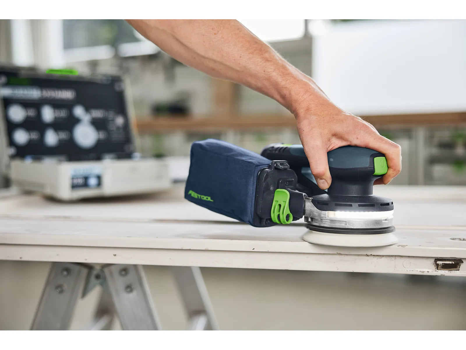 Ponceuse excentrique sans fil ETSC 2 125 de Festool avec éclairage LED intégré - Image 3