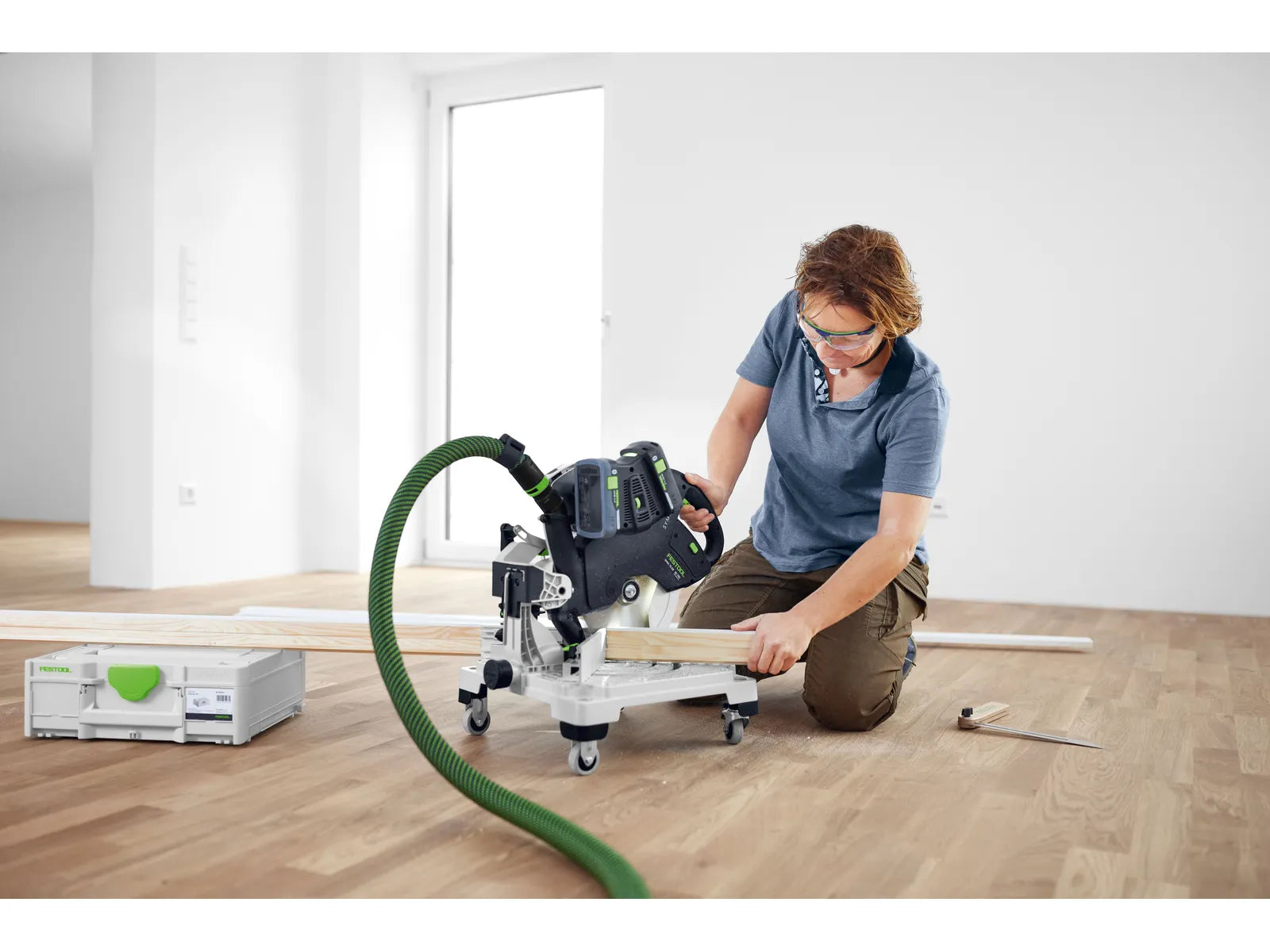 Scie à onglets sans fil SYMC 70 Festool 577424 - Précision et mobilité avec système de batterie double - Image 4